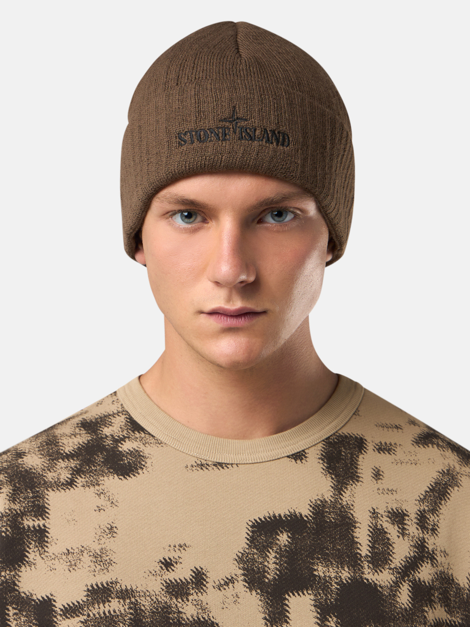 Men s beanies with logo patch Stone Island