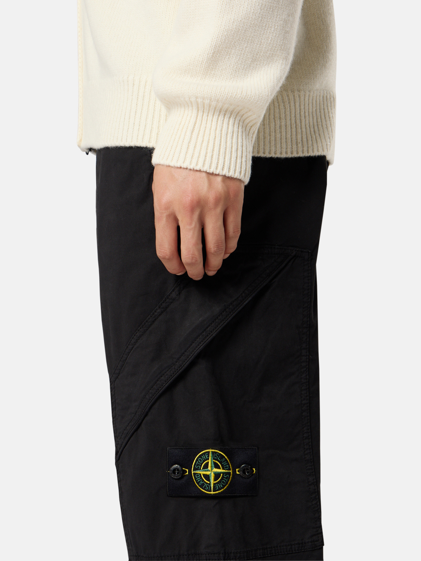 リーマン Black Regular-fit cargo pants with angled zipper pockets