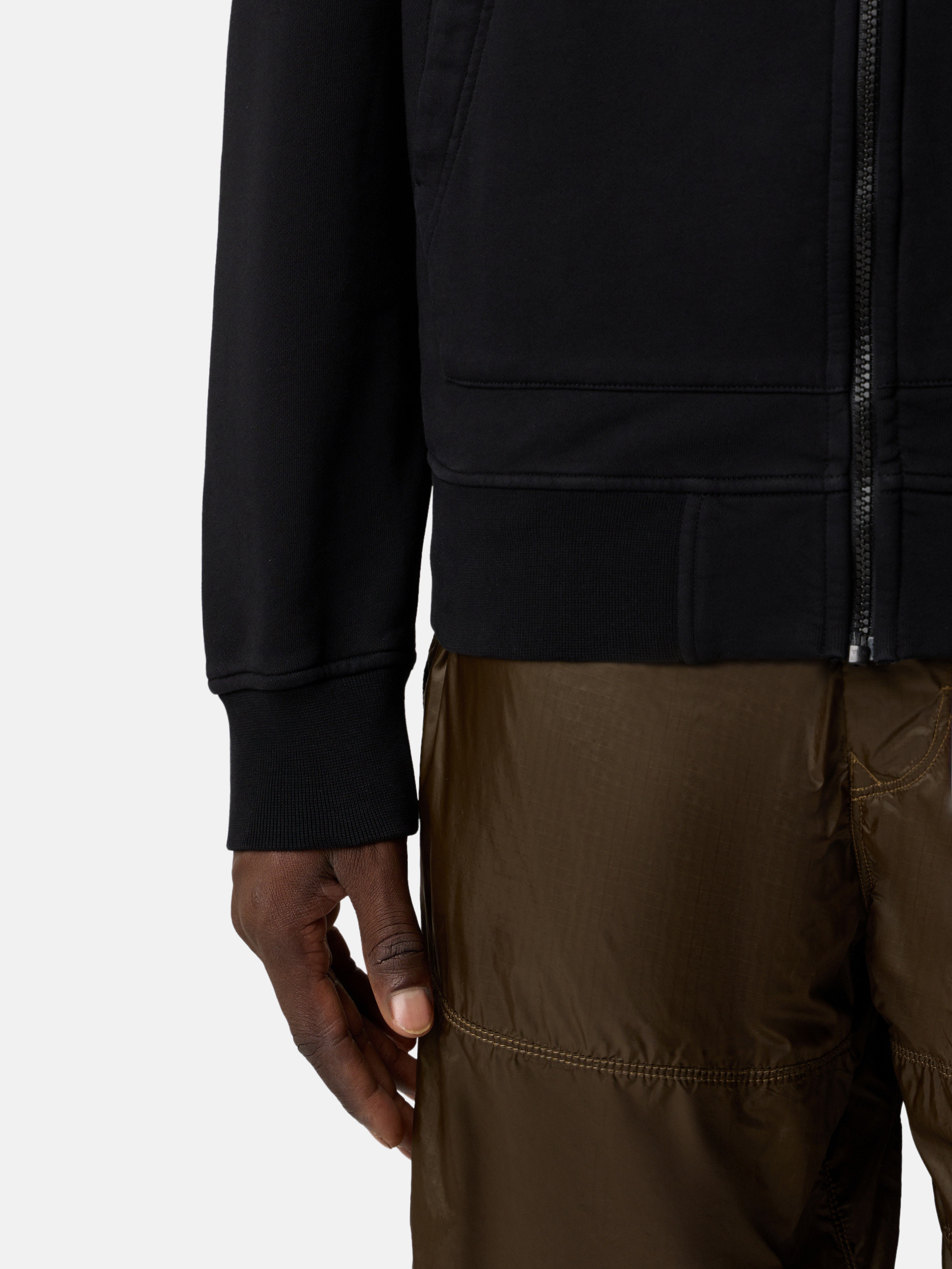 ブラック スウェットシャツ パッチポケット付き ファスナー開閉