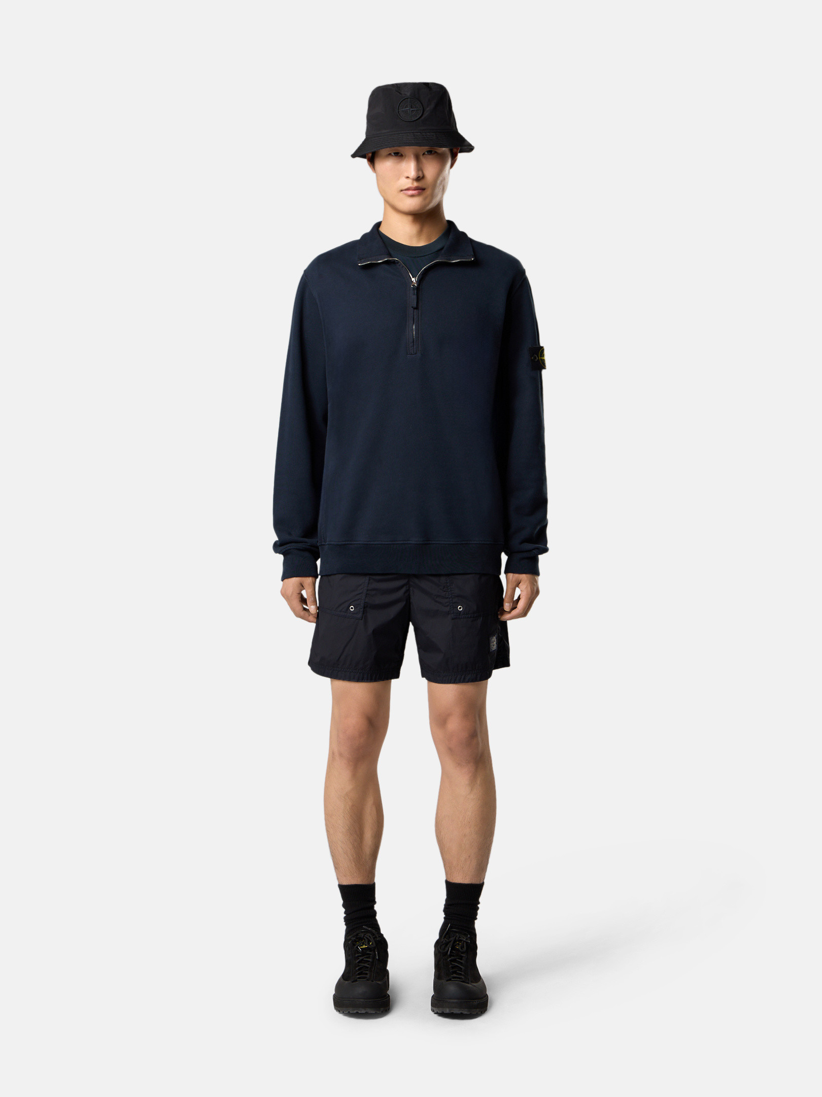 フード付きスウェットとラウンドネックスウェット | Stone Island