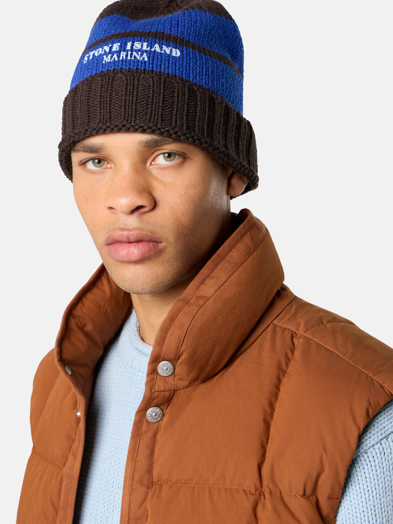 Stone  ニット帽 グレー ロゴ付き ロゴパッチ付きメンズ入りビーニー | Stone Island