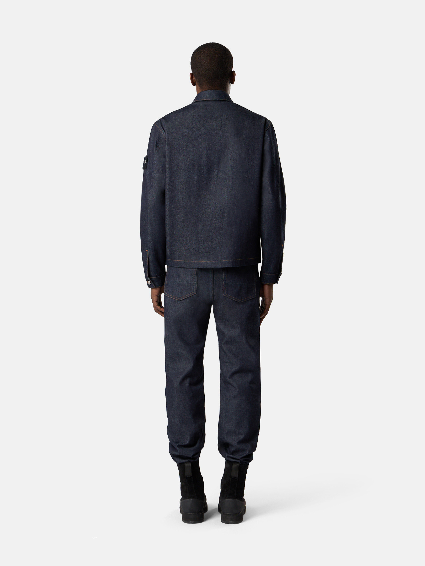 Stone  Q100027 デニムジャケット Blue Raw Coach jacket with chest pockets and button fastening