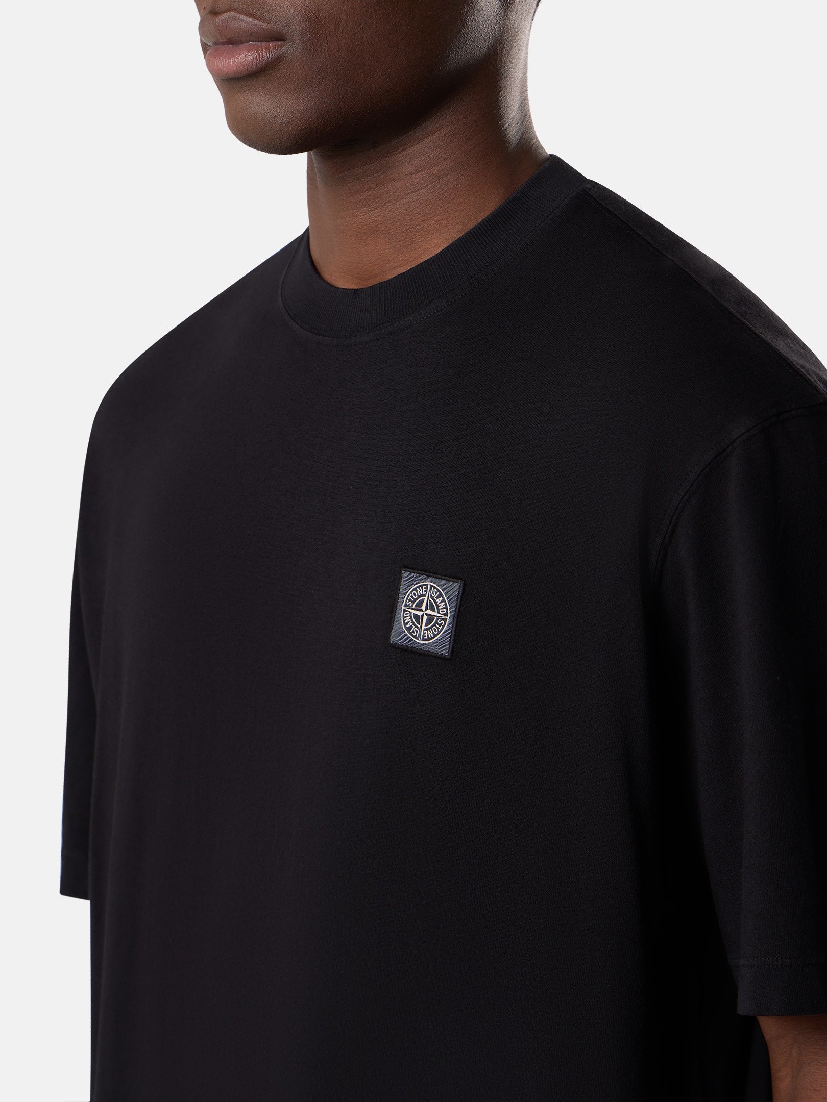 ブラック レギュラーフィット Tシャツ Compassパッチ 2100030 COMBED