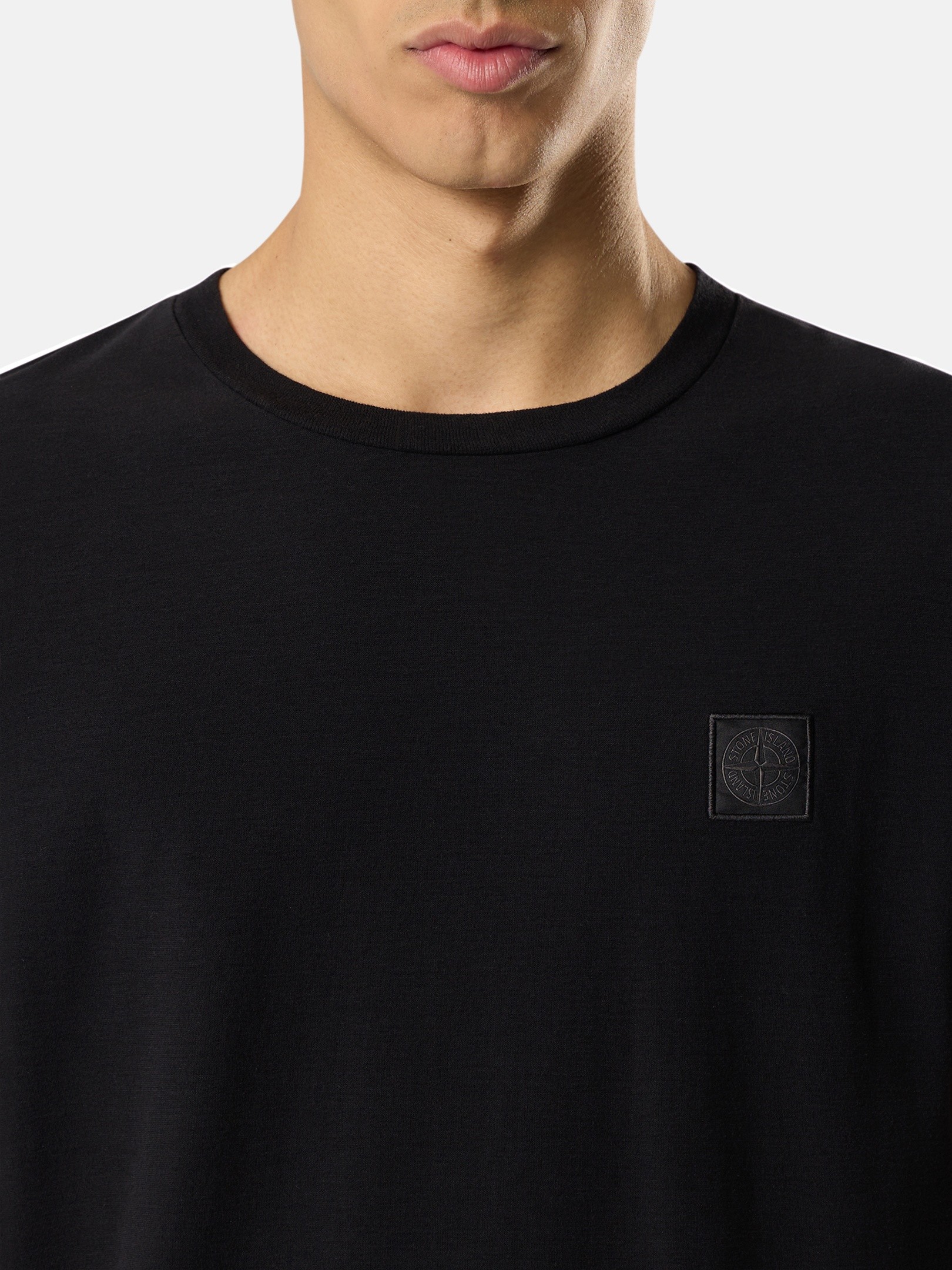 ブラック スリムフィット Tシャツ トーナルCompassロゴパッチ 2100035