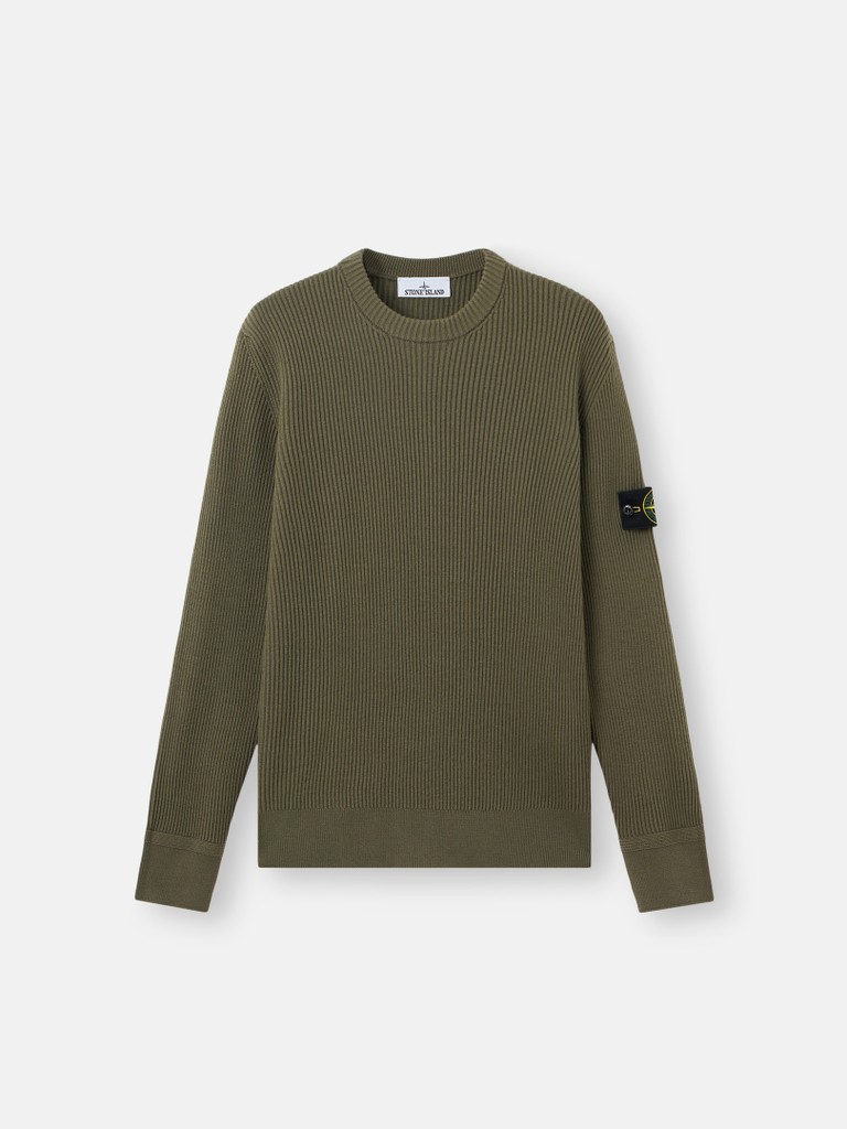STONE ISLAND公式のミリタリーグリーンのクルーネックニット。細い縦リブと左袖のコンパスワッペン