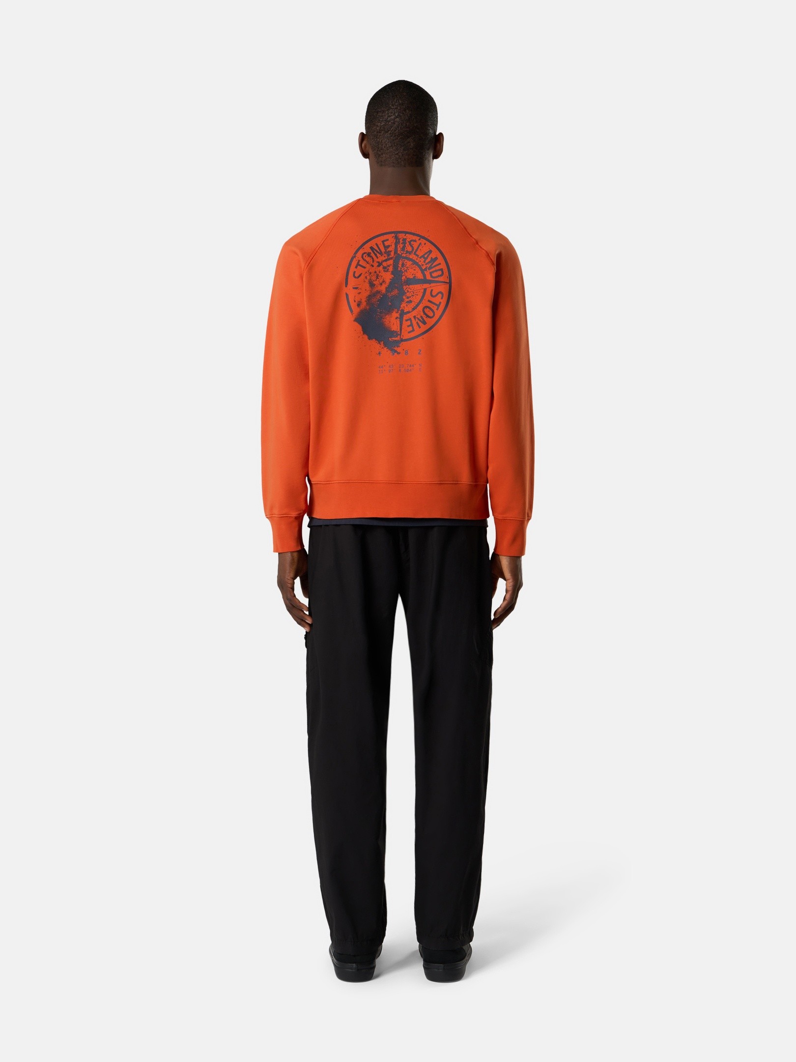 フード付きスウェットとラウンドネックスウェット | Stone Island
