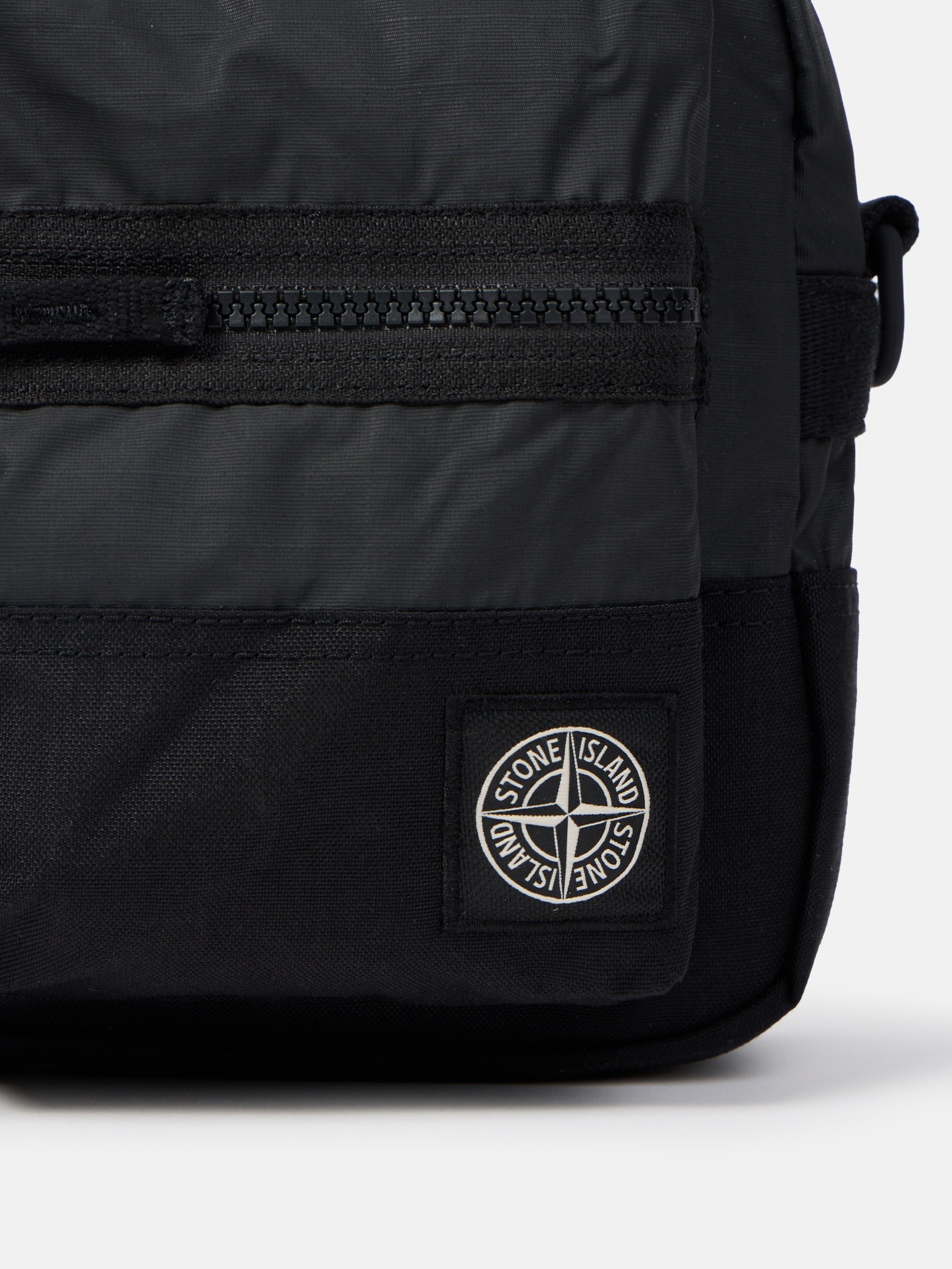 メンズバッグ：クロスボディストラップ付き | Stone Island